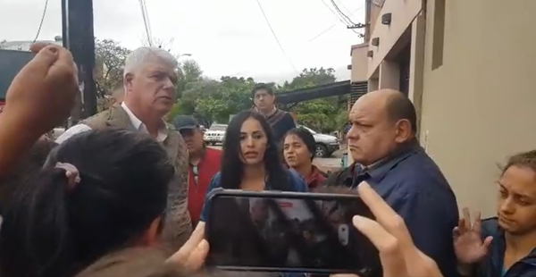 Diario HOY | Personal de blanco encara a Wiens durante su gira por Caaguazú