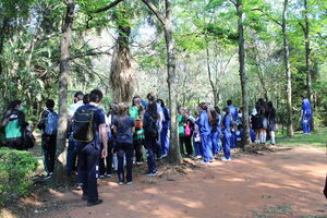 Niños y niñas en edad escolar participan de talleres de educación ambiental