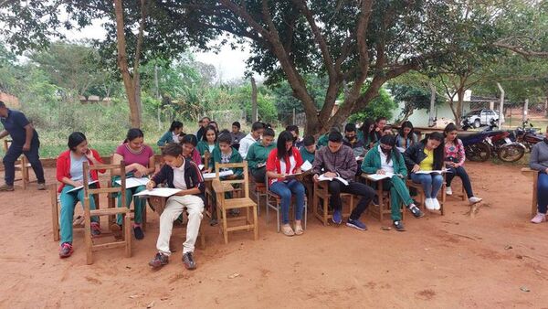 Educación: Ante peligro en las aulas, alumnos de San Pedro estudian en el patio - Nacionales - ABC Color