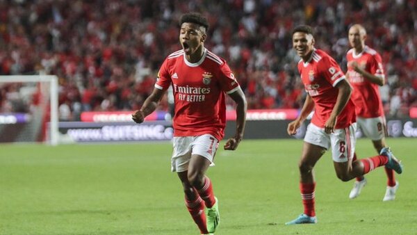 Benfica gana y se mantiene líder en Portugal