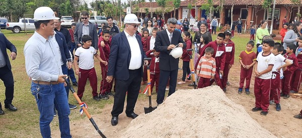 Gobernador realizó palada inicial para construcción de aulas en escuelas de J. Eulogio Estigarribia - Noticiero Paraguay