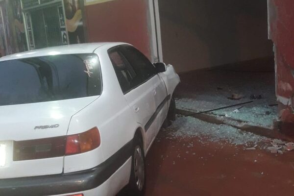 Ebrio al volante choca contra comercio, sufre lesiones y deja cuantiosos daños materiales