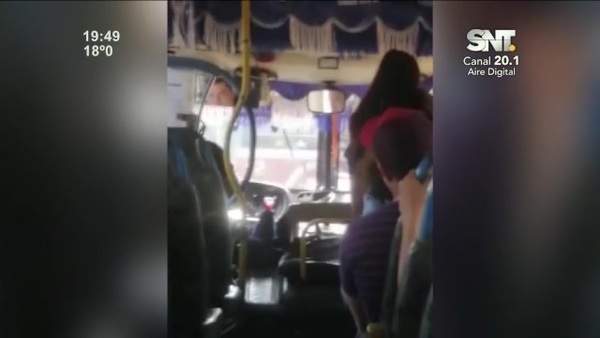 Echado a patadas por grabar en el colectivo - SNT