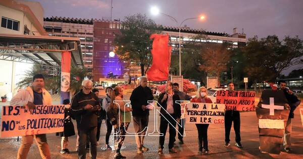 La Nación / IPS suma negligencias: familiares y pacientes se manifiestan frente al hospital central