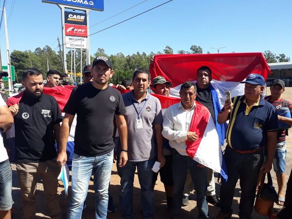 Camioneros piden que combustible baje G. 2.500 y anunciaron manifestación en varios puntos - Nacionales - ABC Color