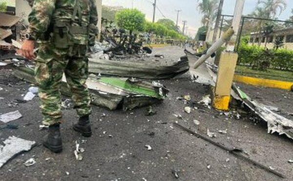 Ataque con explosivos deja ocho policías muertos en Colombia