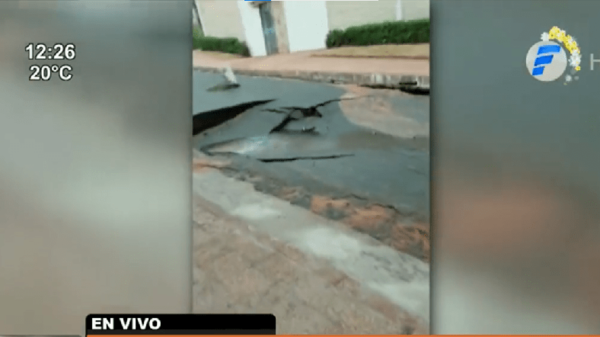 Calle destrozada tras explosión de una cañería en Lambaré - Paraguaype.com