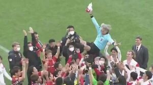 ¿En Paraguay? ¡Ni nunca paloma! Mirá cómo despidieron a un árbitro en Japón (VIDEO)