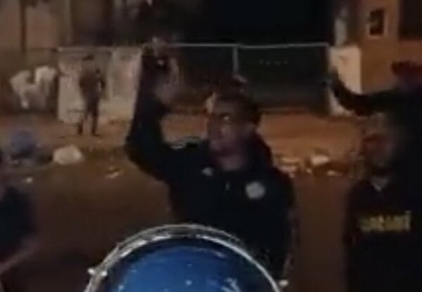 Los pocos hinchas que fueron a la Toldería quisieron linchar a sus jugadores y DT (VIDEO)