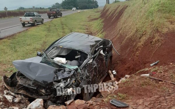 Conductor de camioneta sufre heridas tras aparatoso accidente sobre Ruta Py 10 – Diario TNPRESS