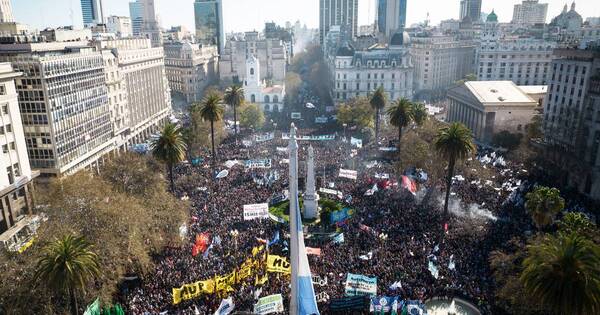 La Nación / “Basta de odio”: multitudinarias manifestaciones repudiaron atentado contra Kirchner en Argentina