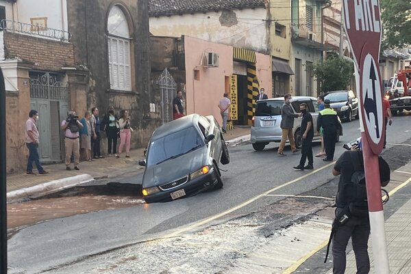 Rotura de antigua cañería dio vida a enorme bache | 1000 Noticias
