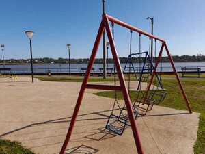 Municipio encarnaceno proyecta intervención de parques infantiles e iluminación en la costanera