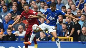 Everton alarga la agonía del Liverpool