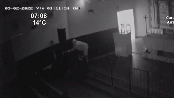 Ladrón roba un parlante del Tupãsy Ykua en Caacupé