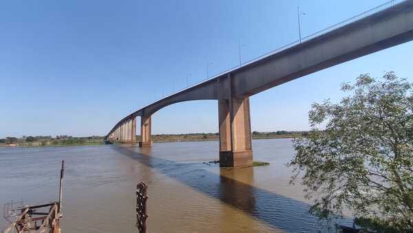 Joven se lanza del puente y de milagro sobrevive