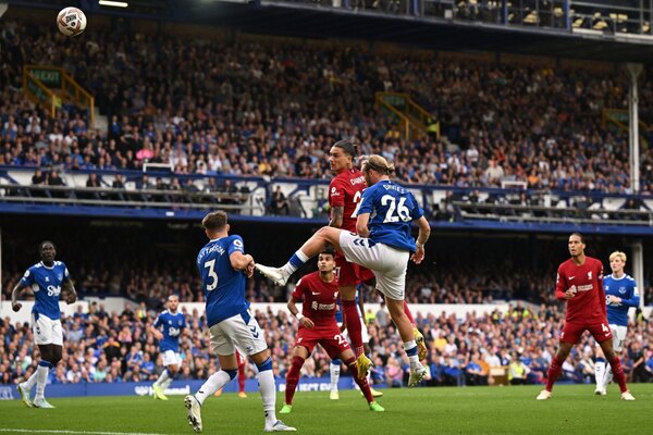 Liverpool todavía no despega y empata ante el Everton en un candente derbi