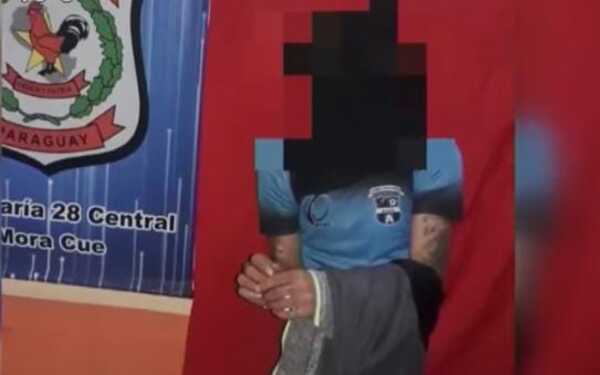 Casi mata a su madre y a polis a machetazos