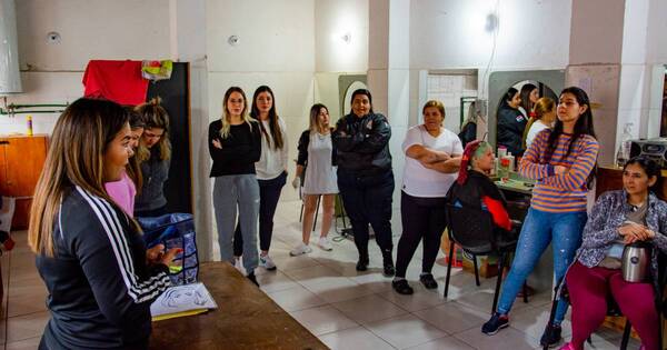 La Nación / Internas del Buen Pastor reciben clase magistral de maquillaje con experta internacional