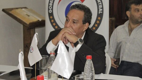 Hugo Javier no puede salir de su casa por la tragada de plata en la gobernación