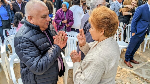 Reavivan tradición cristiana de “la bendición” en celebración patronal de Emboscada con críticas al desenfreno familiar – La Mira Digital