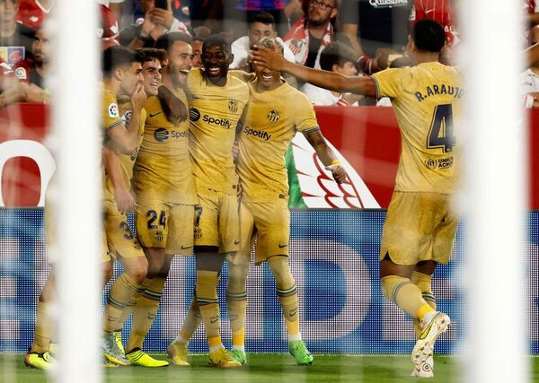 Barcelona goleó al Sevilla y sigue al acecho de Real Madrid - Fútbol Internacional - ABC Color