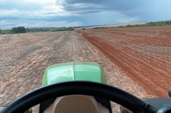 Agricultores esperan lluvias para iniciar siembra de la soja 2022/23 - Nacionales - ABC Color