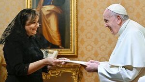 Papa Francisco recibe cartas credenciales de la nueva embajadora paraguaya