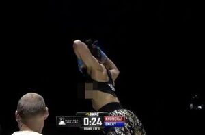 (VIDEO) Luchadora festejó triunfo con un topless