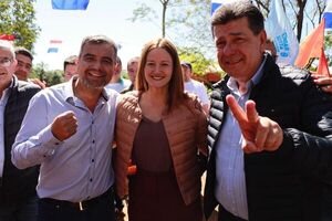 La dupla presidencial Efraín Alegre y Sole Núñez visitan hoy a luqueños - Política - ABC Color