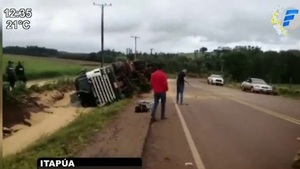 Camión transportador de granos vuelca en plena ruta en Itapúa - Paraguaype.com
