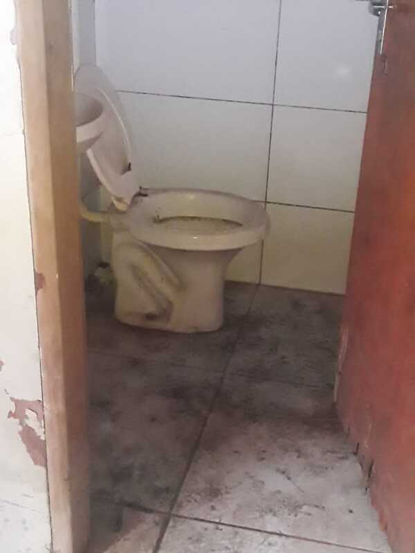 Whatsaperos piden que se limpié el baño del polideportivo de la Gobernación de Amambay