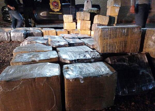 Senad frena camión con casi 2 mil kilos de marihuana entre postes •