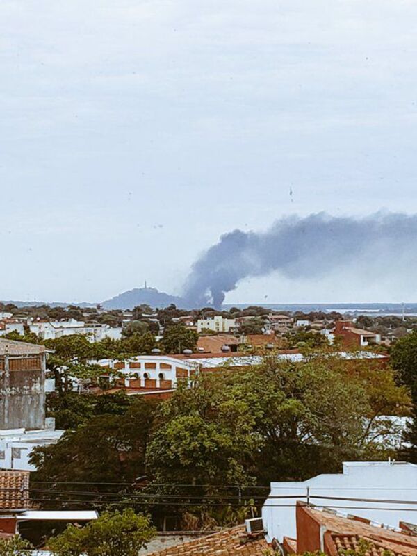 Incendio de cubiertas y plásticos en Cerro Guy de Lambaré - Nacionales - ABC Color