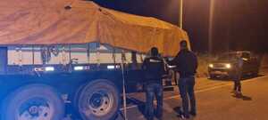Detienen un camión que transportaba marihuana entre postes de madera - El Independiente