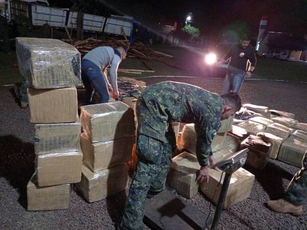 Crónica / Gua'u transportaban postes, pero llevaban escondidos casi 2 mil kilos del purete