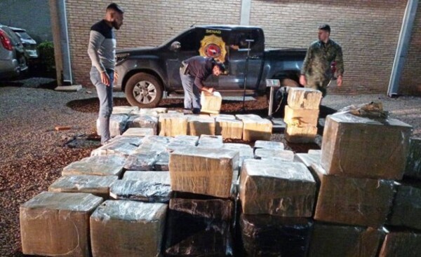 Transportaban 1.984 kilos de marihuana entre postes de madera