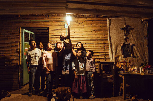 Pueblos rurales de México por fin ven la luz gracias a los paneles solares - MarketData