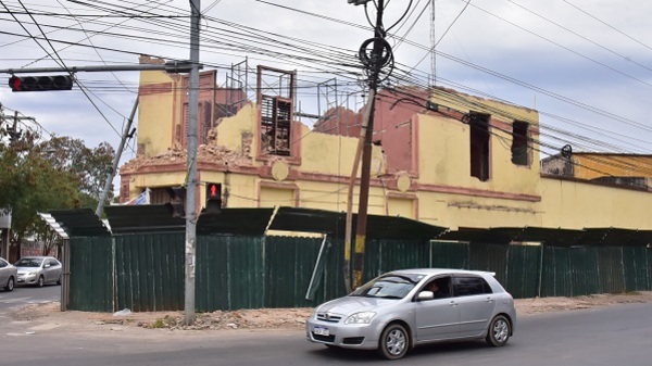 Inician demolición “irregular” de edificio histórico de Molino San Luis