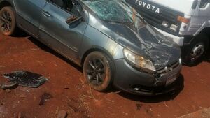 Intentó esquivar un bache y terminó volcando su vehículo