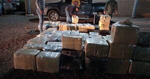 La Nación / Decomisan camión que llevaba cerca de 2.000 kilos de marihuana entre maderas