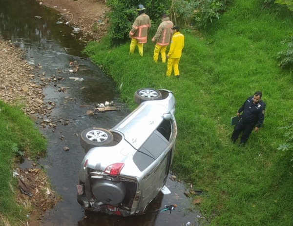 Vehículo con tres ocupantes cayó en un arroyo en Pedro Juan.