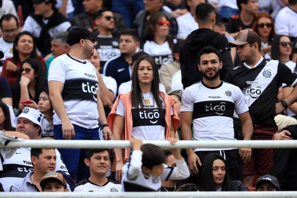 Crónica / [GALERÍA] Invasión y fiesta de hinchas franjeados en el Este