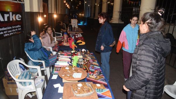 Feria de antigüedades y actividades artísticas en plena calle