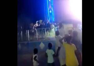Crónica / [VIDEO] Filman el momento en el que una enorme rueda giratoria cae más de 20 metros