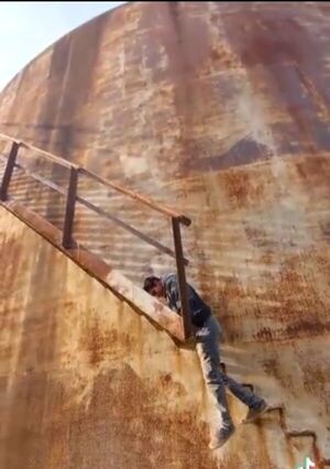 Video: así jóvenes subieron a los tanques abandonados de Petropar  - Nacionales - ABC Color