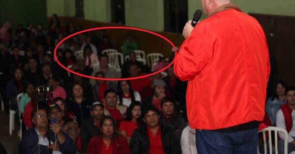 La Nación / Sillas vacías en pleno discurso de Arnoldo Wiens en Caaguazú