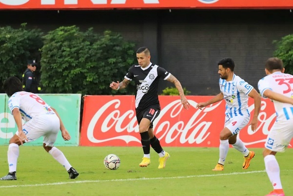 Olimpia gana y está en la punta - Paraguaype.com
