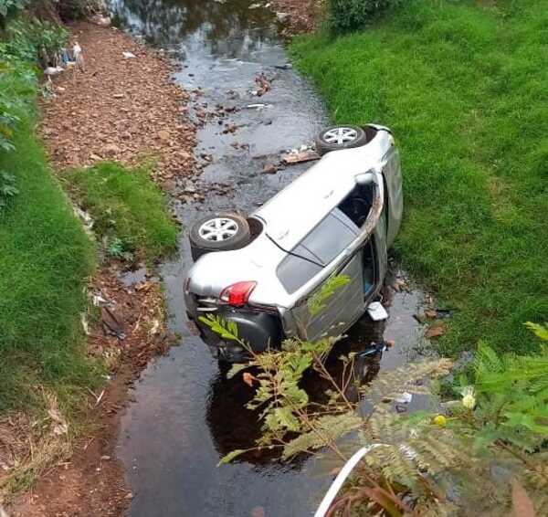 Camioneta cayó de un puente a un arroyo en el barrio General Genes - Radio Imperio