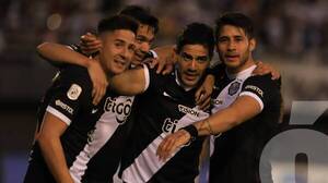Crónica / [VIDEO] Olimpia cierra una fiesta perfecta y tumba al "12"